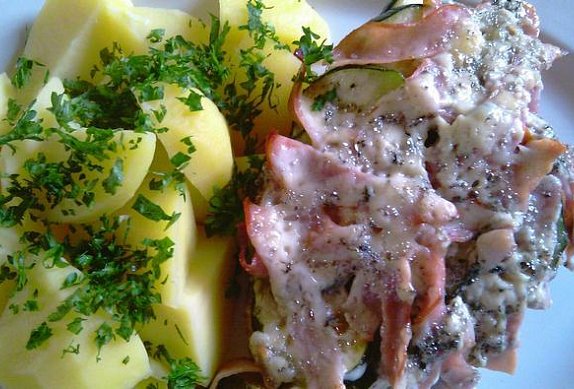 Maso zapékané s cuketou a nivou