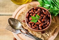 Chilli con carne s kořeněnými oříšky a fetou v zelené kukuřičné placce