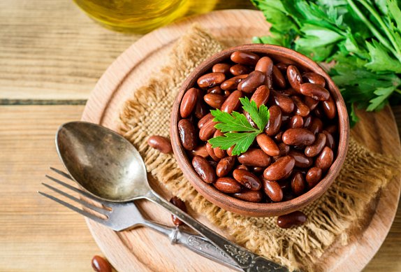 Chilli con carne s kořeněnými oříšky a fetou v zelené kukuřičné placce