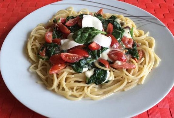 Špagety s baby špenátem, rajčátky a mozzarellou