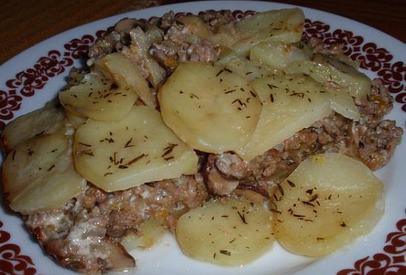 Brambory zapečené (nejen) s mletým masem