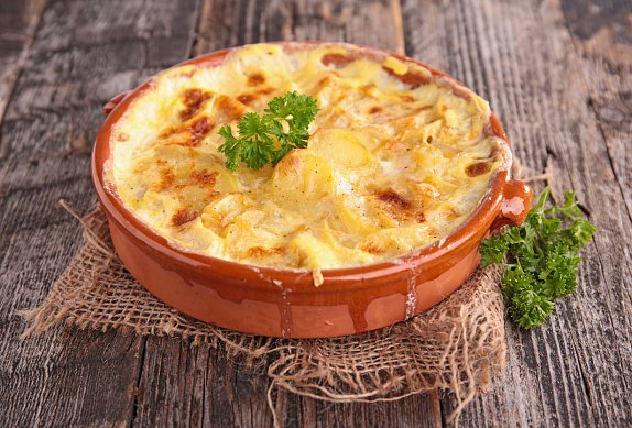 Zapečené brambory s masem a smetanou