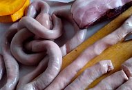 Vinná klobása ve slanině pečená na dýni